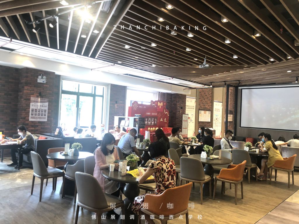 金融街(jiē)小(xiǎo)鎮咖啡拉花(huā)實踐