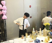 調酒師培訓_“遇見玫瑰”聯誼活動調酒師學(xué)員實踐