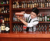 大紅雞尾酒調制學(xué)員實操【調酒師培訓】