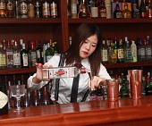 天藍雞尾酒調制學(xué)員實操【調酒師培訓】